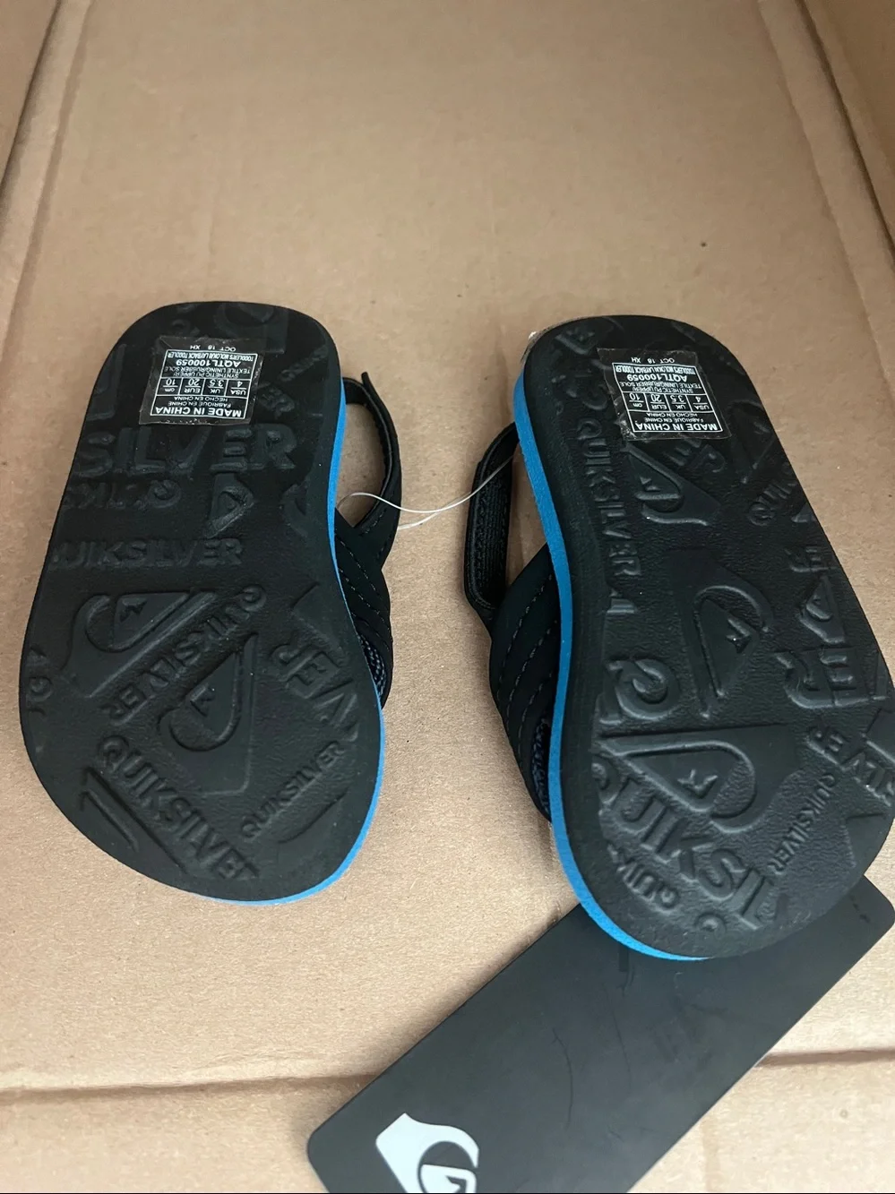NWT Boys quicksilver flip flops with strap size 4. Non smoking home